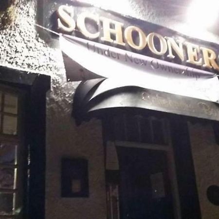 Stunning 2-Bed Apartment Above Schooners Bar Neath Exterior photo