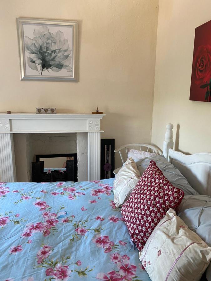 Stunning 2-Bed Apartment Above Schooners Bar Neath Exterior photo
